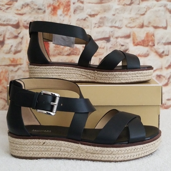 New Michael Kors Darby Sandals - Picture 3 of 6